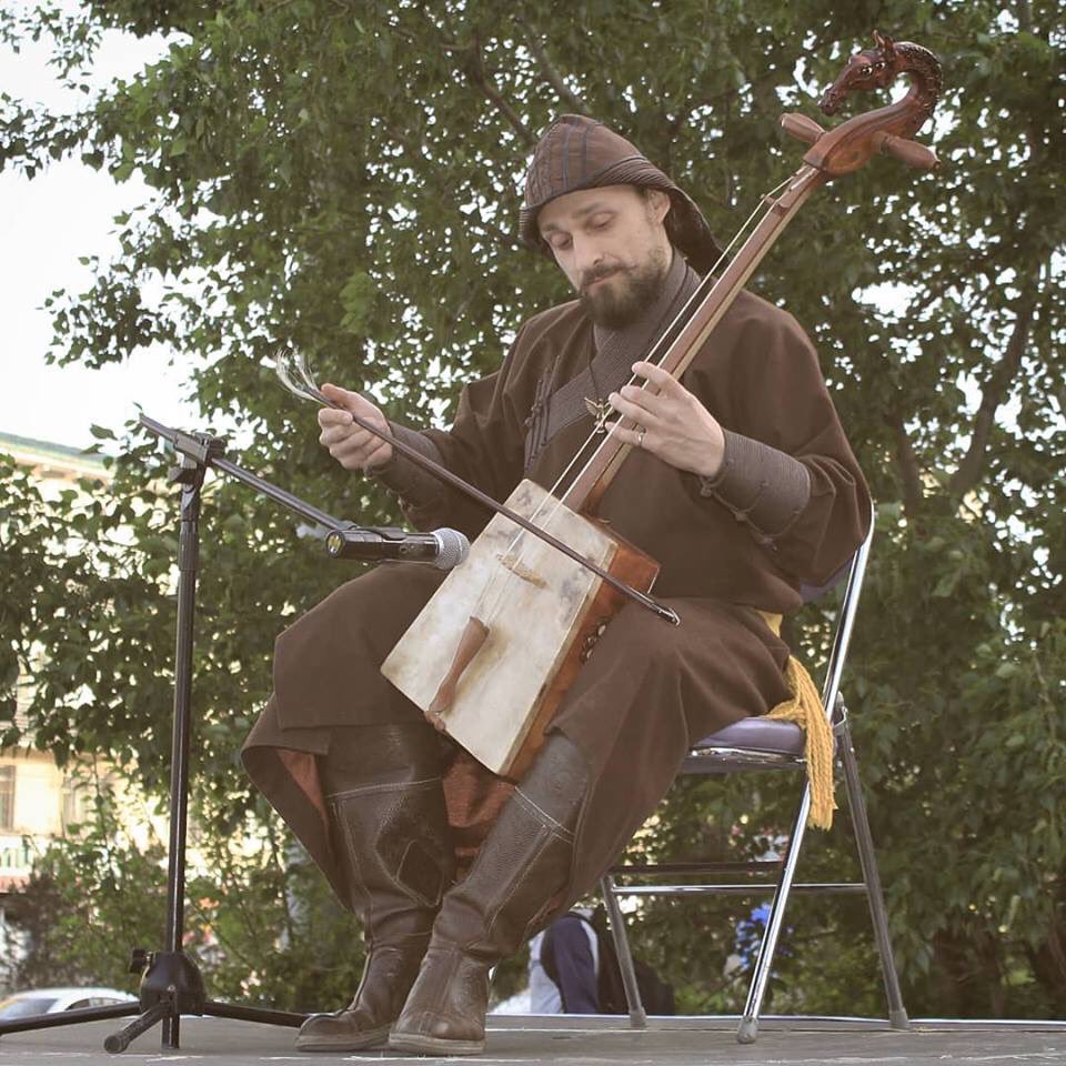 Энэ залуугын хажууд өөрийгөө Монгол гэж хэлэхэд ч ичмээр юм. 🇲🇳