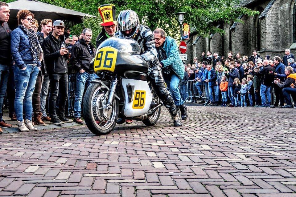 inde8erhoek's tweet photo. In Hengelo vinden dit weekend de jaarlijkse wegraces plaats. Vandaag vinden op stratencircuit De Varsselring de trainingen plaats. Zondag staan de races op het programma https://t.co/gkhV7rzG55 

#Achterhoek #Hamove #Hengelo #wegraces #Bronckhorst #Races https://t.co/EkIQbRShsD