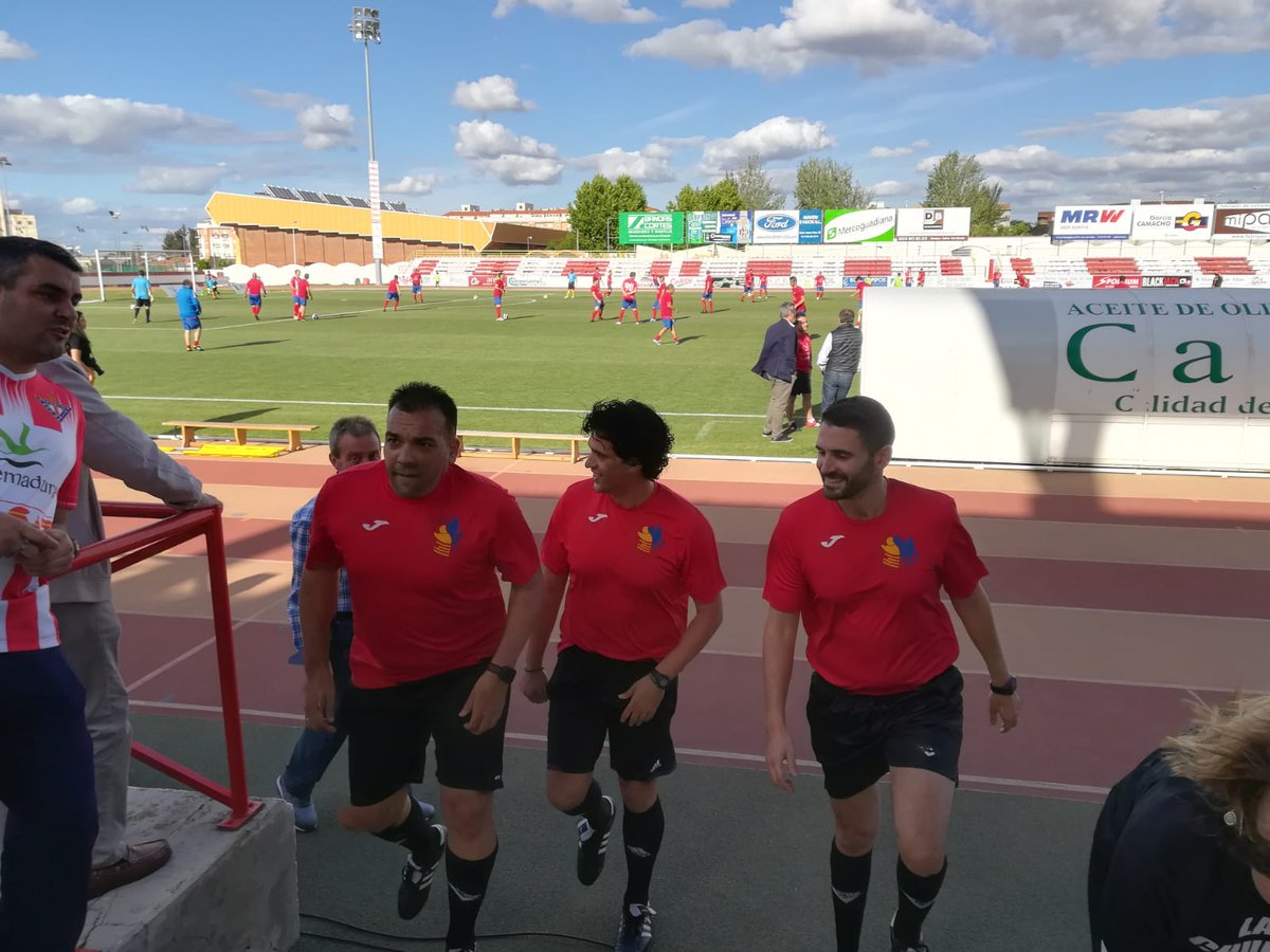 ACDE_FairPlay's tweet photo. Ayer colaboramos arbitrando el partido entre @Cddonbenito1928 (veteranos) y @VeteranosRM para conmemorar los 90 años del club rojiblanco. Emotiva y divertida tarde en el 'Vicente Sanz' donde pusimos el #FairPlay.
Gracias al CD Don Benito por la invitación. Nos vemos en los 100!! https://t.co/d4atlx8Nm3