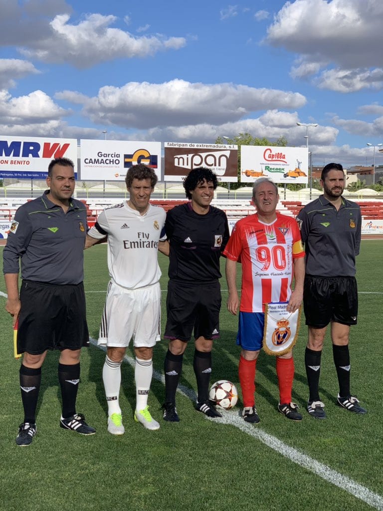 ACDE_FairPlay's tweet photo. Ayer colaboramos arbitrando el partido entre @Cddonbenito1928 (veteranos) y @VeteranosRM para conmemorar los 90 años del club rojiblanco. Emotiva y divertida tarde en el 'Vicente Sanz' donde pusimos el #FairPlay.
Gracias al CD Don Benito por la invitación. Nos vemos en los 100!! https://t.co/d4atlx8Nm3