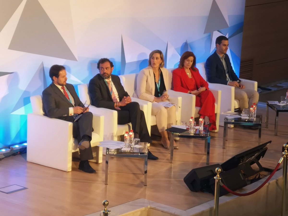 Cibitec23's tweet photo. Aprovechamos para agradecer a los casi 70 expertos nacionales e internacionales que han analizado durante las dos jornadas de #Cibitec19 la digitalización de la industria durante las 12 sesiones celebradas https://t.co/BD3TUO01wn