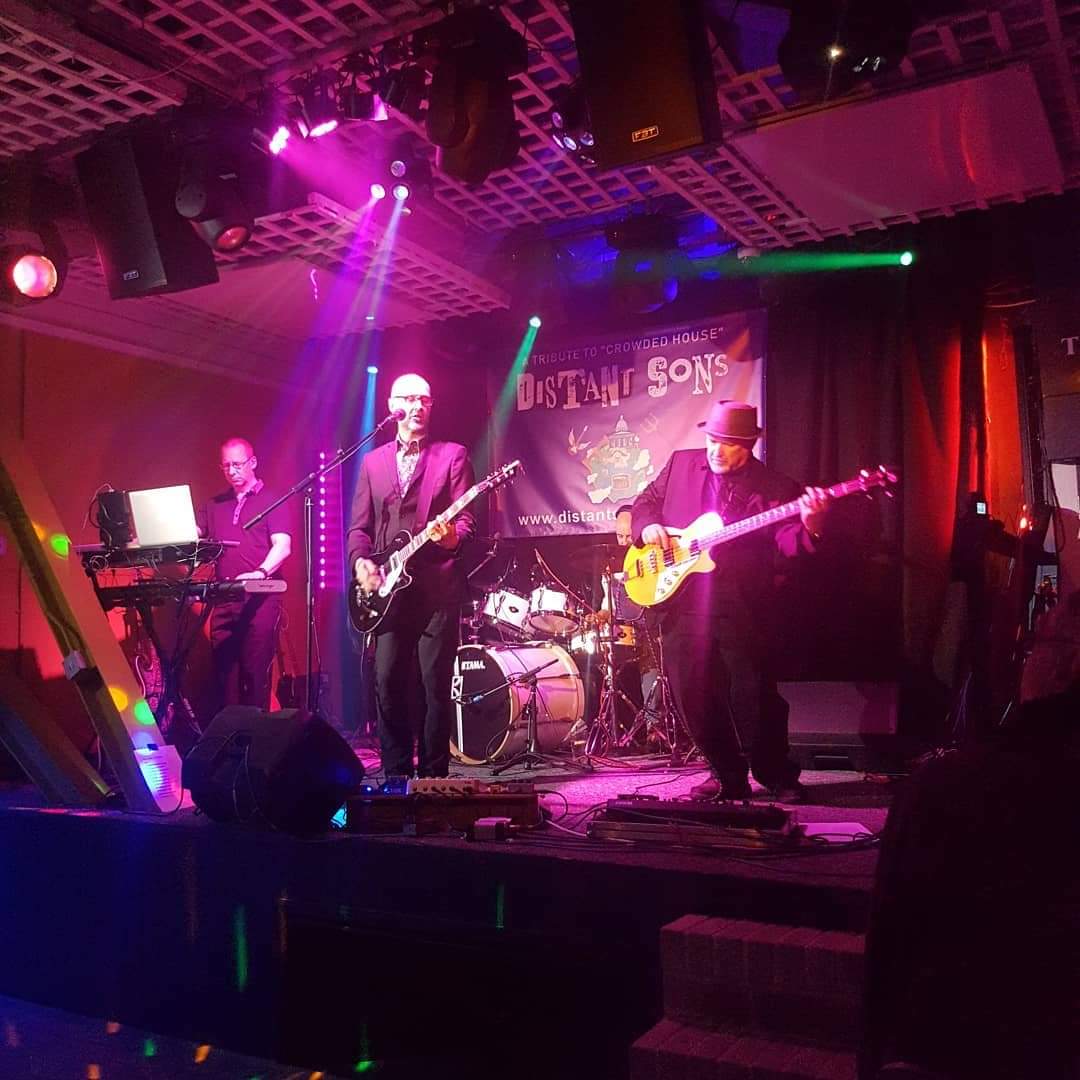 DTantson's tweet photo. We had a great time at The Castle Inn (Castle Donnington) last night. Thanks to Sam and Jon for great sound and hospitality #crowdedhouse #distantsons #tributeband #thecastleinn https://t.co/VNnQt5idcg