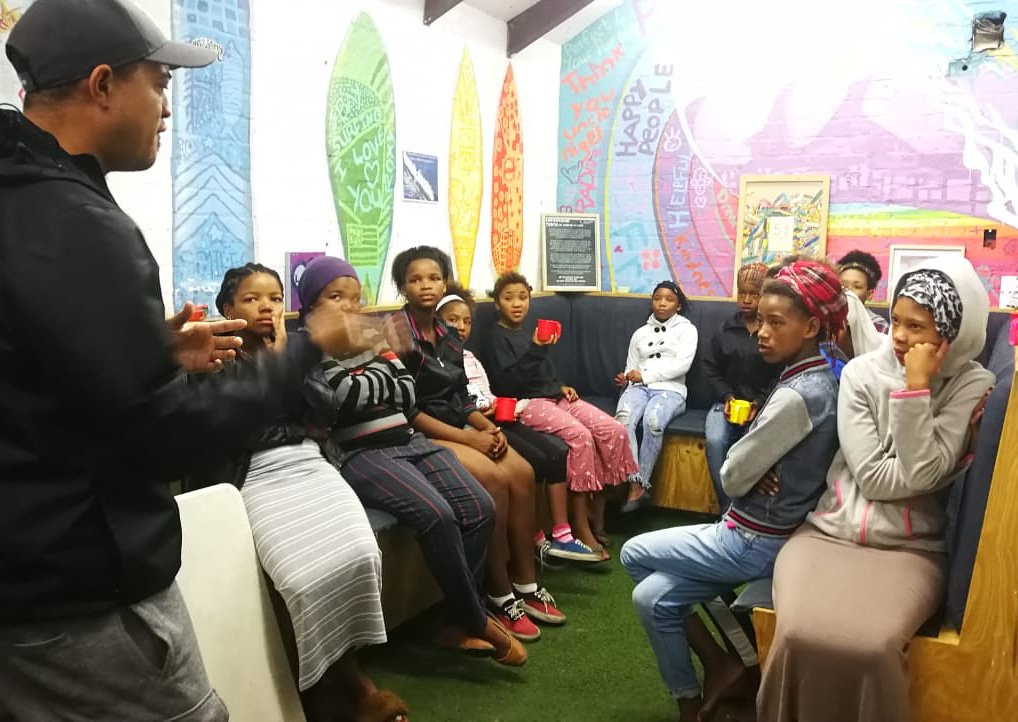 9MilesProject's tweet photo. It's our monthly #GirlsSurf day and @NigelSavel is giving them a talk on pearls before they head out in the water...it's an important lesson on how oysters respond beautifully to life's trials or pressures and produce priceless pearls #girlempowerment https://t.co/YVoCLt0uPW