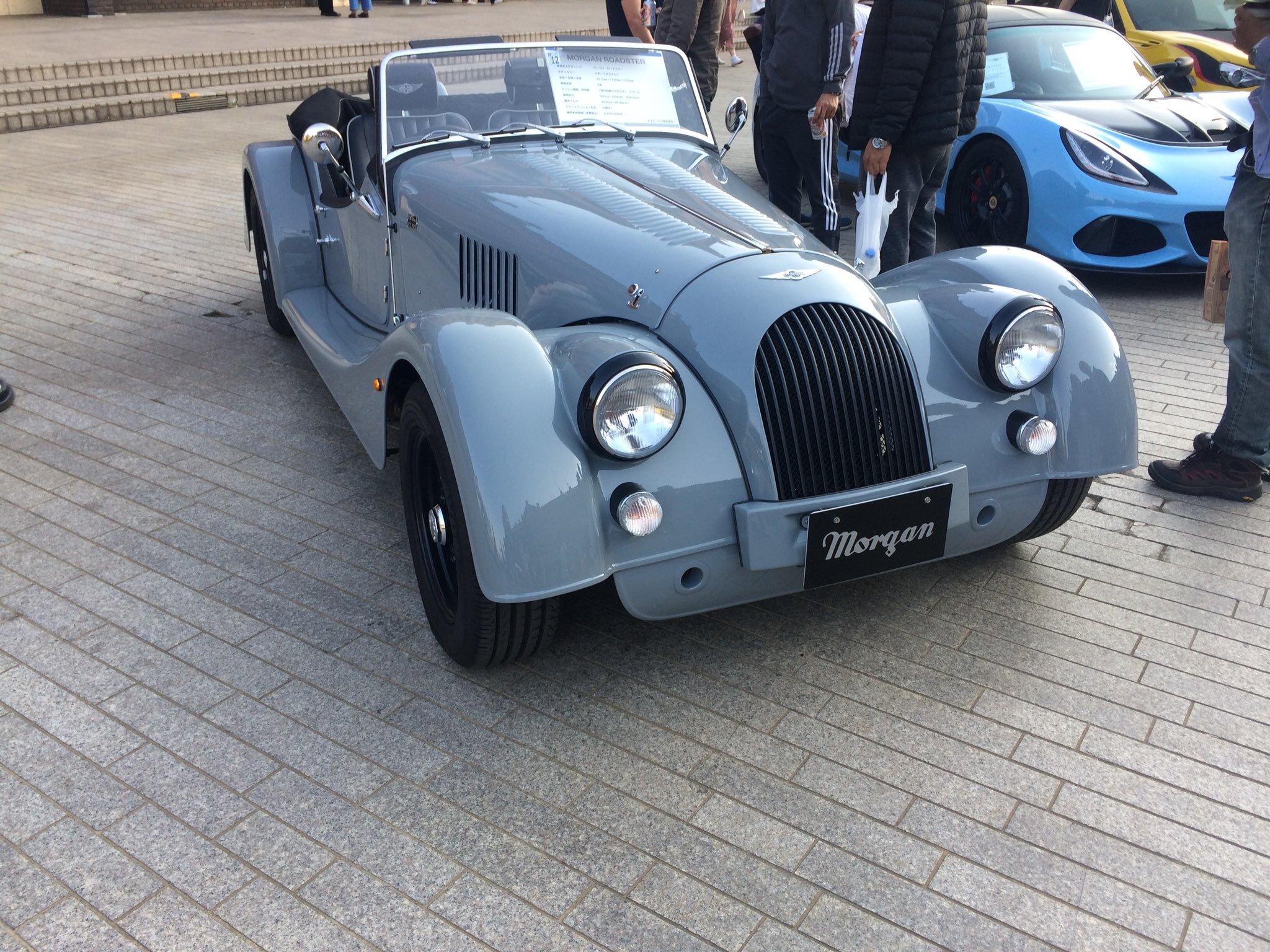 紫鈴蛇 レトロで可愛い車もいましたよ 白っぽい車が ボルボさんのアマゾン122s 青っぽい車が モーガンさんのロードスターです 初めてみました Levolant ルボラン 横浜赤レンガ Carsmeetweb カーズミートウェブ Volvo Amazon