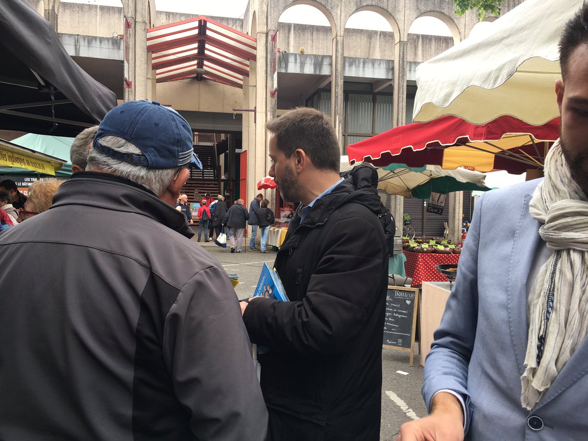 LaREM_40's tweet photo. Ce matin nous étions au marché de Dax avec notre député @DeputeCausse pour distribuer le programme #Renaissance. https://t.co/XpcUM5EnGT