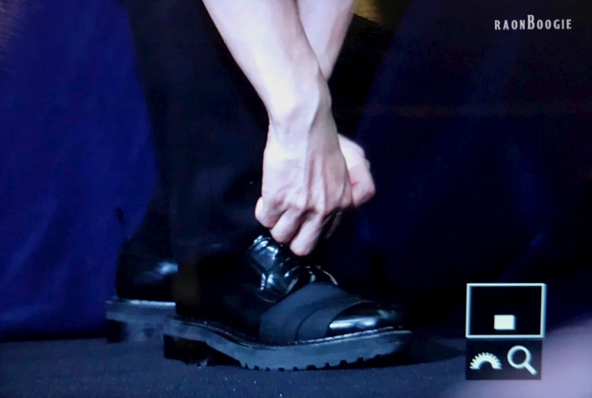 Jonghyun when he's tying his shoe lace: #NUEST  #뉴이스트  #JR  #ARON  #백호  #민현  #렌  @NUESTNEWS