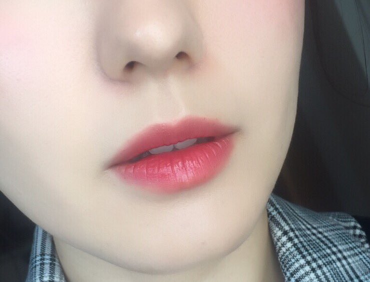 うさよし アラサー韓国コスメブロガー A Twitter この二つどっちも単品だとうーんあと一歩って感じだったんだけど重ねる事でくそ可愛い唇が爆誕したので自慢していいですか 青ラメ輝く赤ピンク ペリペラのふっくら感とクリオのツヤ感があいまって 唇薄い族が