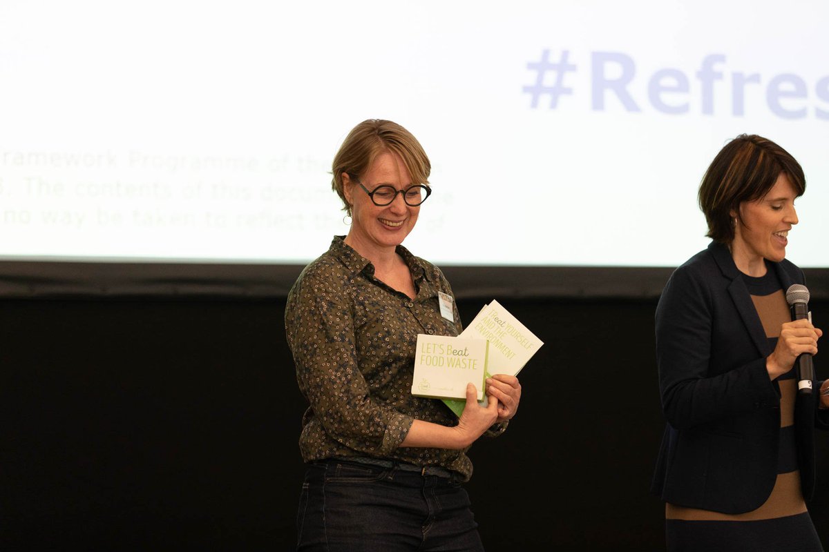 EUrefresh's tweet photo. The second prize in the international doggy bag competition goes to the 'TreatBox' from Denmark, represented by Rikke Karlsson! Designed by Jakob Thomasen, it stands in a holder on the table &amp; can easily be folded by guest or waiter. More info: https://t.co/Htl7asSpYq #RefreshBCN https://t.co/sqtHm819qN