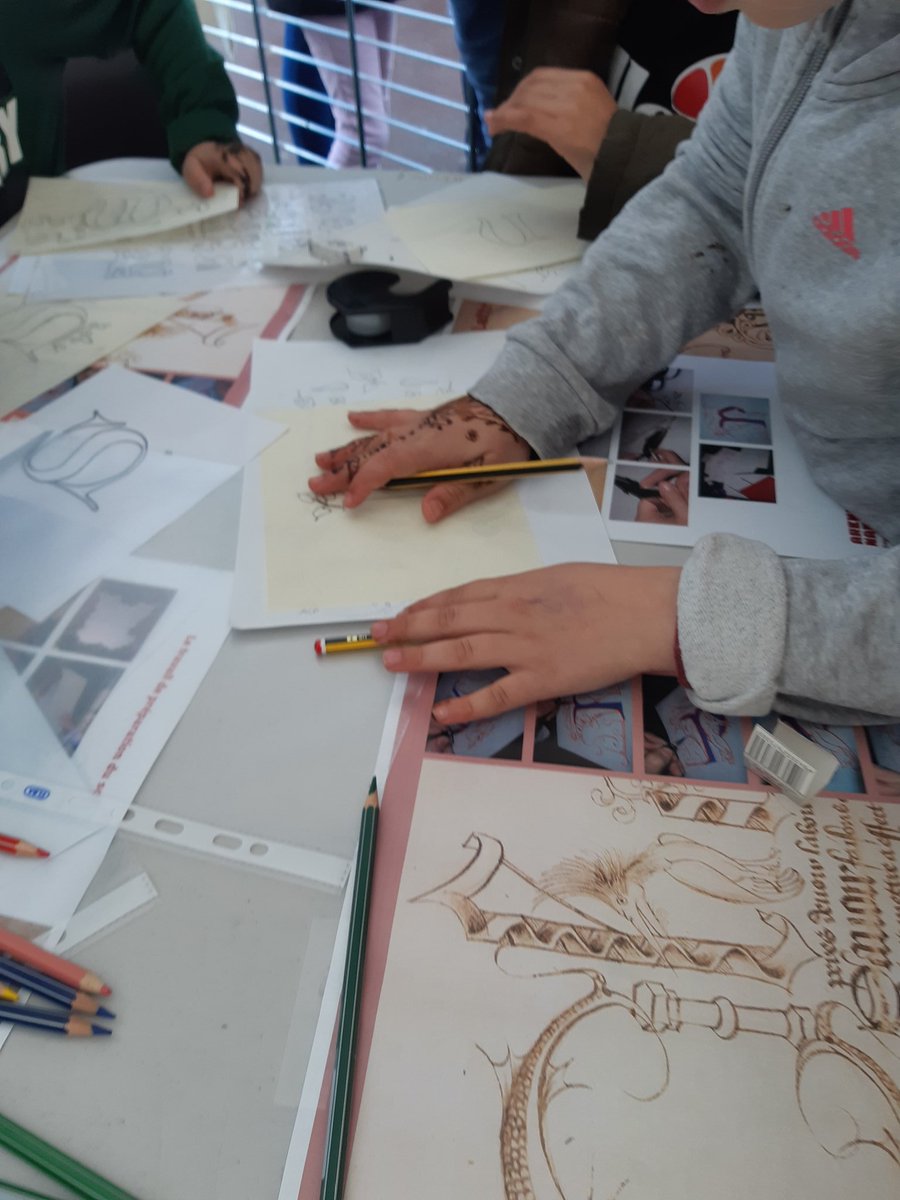 CMemoires's tweet photo. EN DIRECT de la fête de quartier Villette Quatre Chemin, atelier proposé par les @ArchivesnatFr @aubervilliers93 #carrefourdesmemoires https://t.co/K9gZ7nNDxD