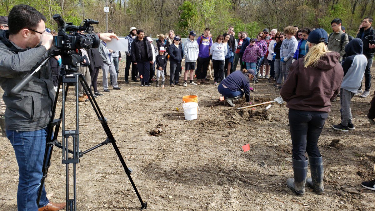 forestscanada's tweet image. A big crowd in @cityofwindsor to help us plant trees in their community! Thank you to our supporters for making today happen #communityplant