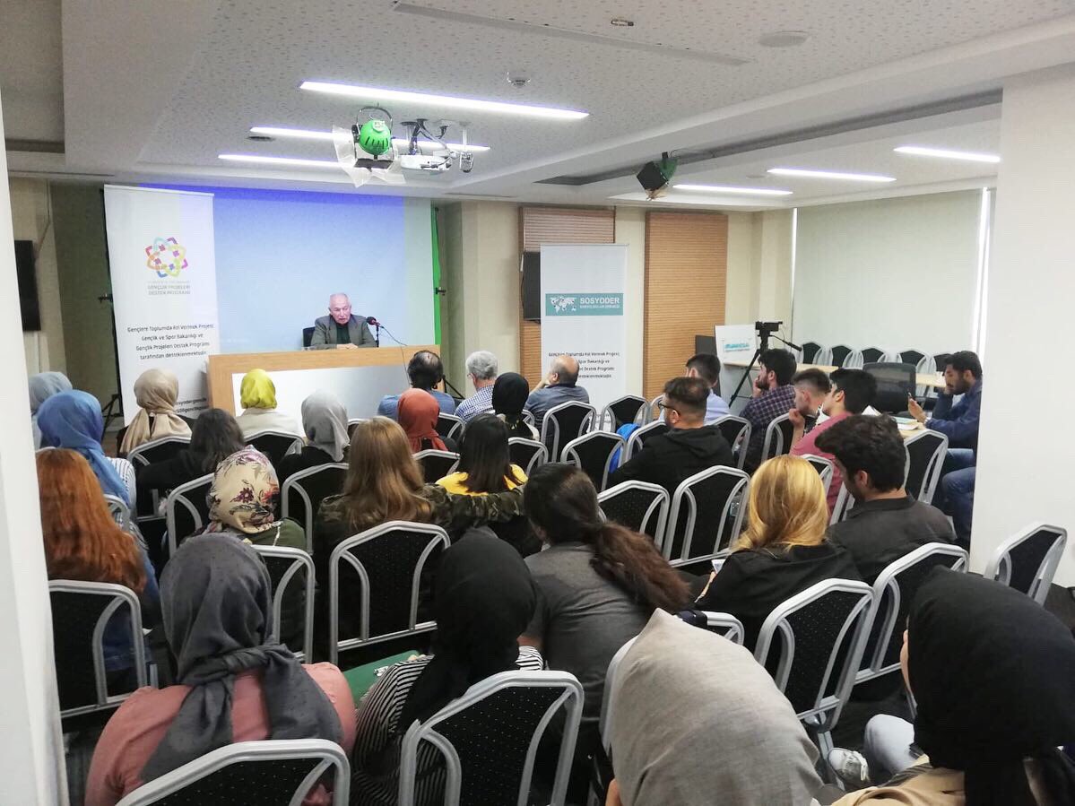 sosyodergenclik's tweet photo. Gençlik ve Spor Bakanlığıyla birlikte gerçekleştirdiğimiz, “Gençlere Toplumda Rol Vermek” proje kapsamında bu hafta Prof.Dr. Talip Alp “Kendi Hayat Hikayesini” proje katılımcılarıyla paylaştı.
#sosyoder #sosyodergençlikprojesi #gençlikvesporbakanlığı https://t.co/oqP5c5eSIq
