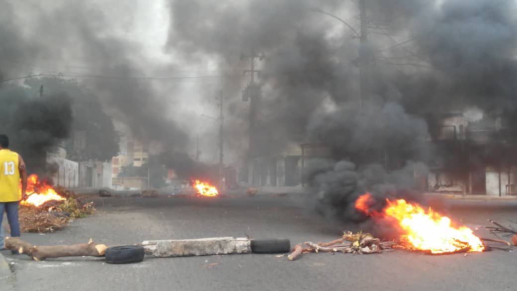 GERARDTORRESP's tweet photo. Vecinos de los Sectores Los Claveles y Centro se Choferes de la Parroquia Cecilio Acosta de Maracaibo, Protestan a esta hora por permanecer tres días Sin Electricidad.
El Zulia es Asfixiada lentamente por el socialismo. https://t.co/wNNVdYpJPF