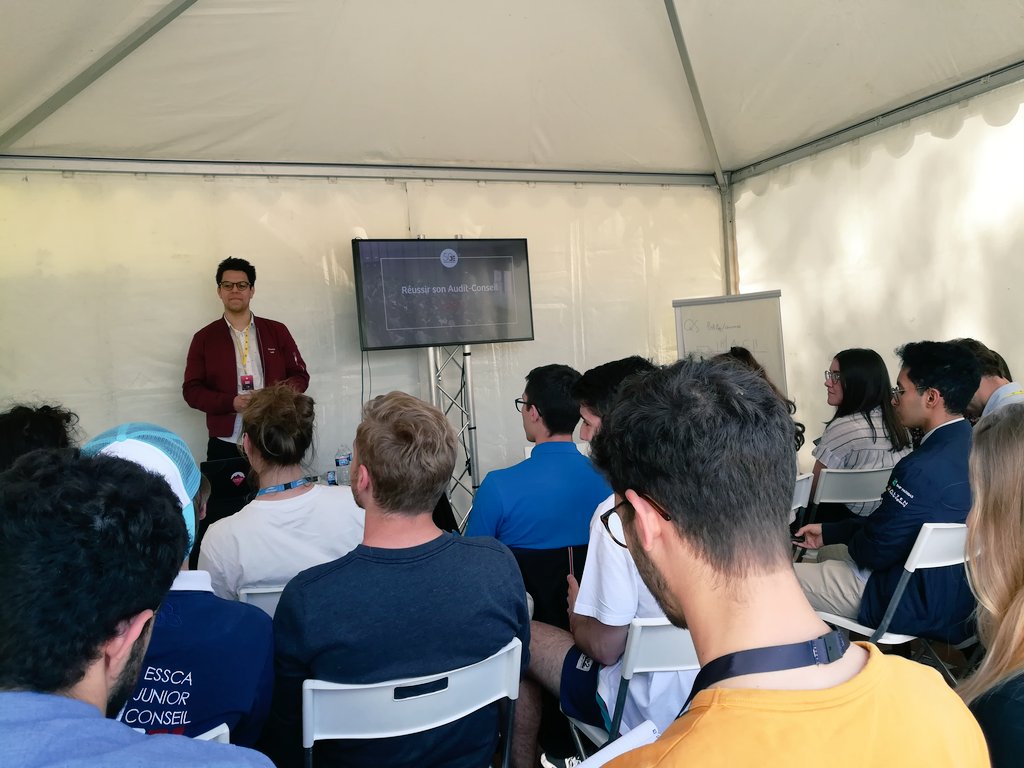 JIS_INSA's tweet photo. Merci à Valentin de la @cnje pour cette formation sur "comment bien préparer son audit". La JIS est en effet auditée tout les ans, gage de qualité de la marque JE. ✔️
#Defi8 #CNE19 #WeAreJE https://t.co/wGWH3vJpSu