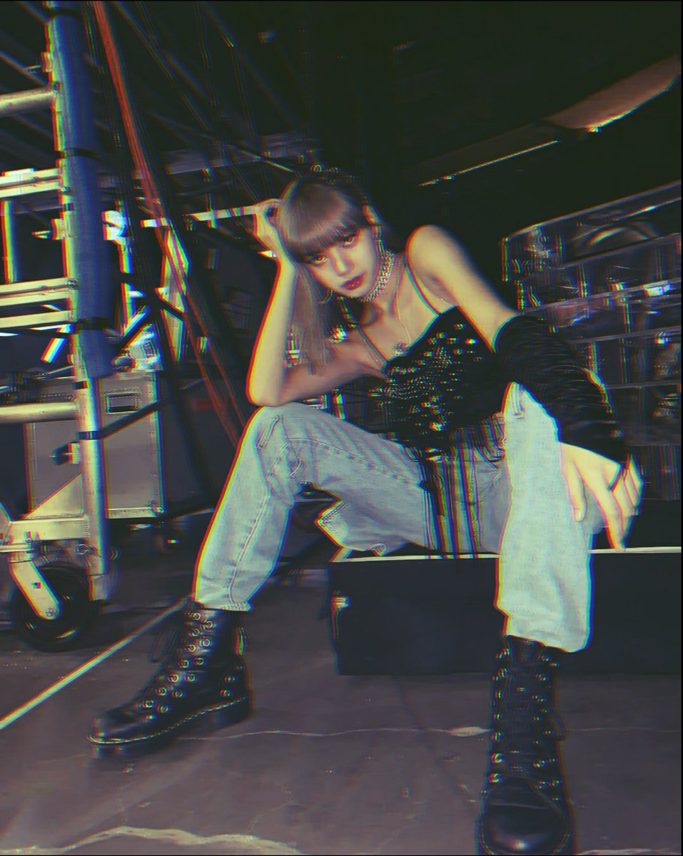 lalisaloves_'s tweet photo. "but i'm a boss, bitch" https://t.co/Z8jmrlnBl0