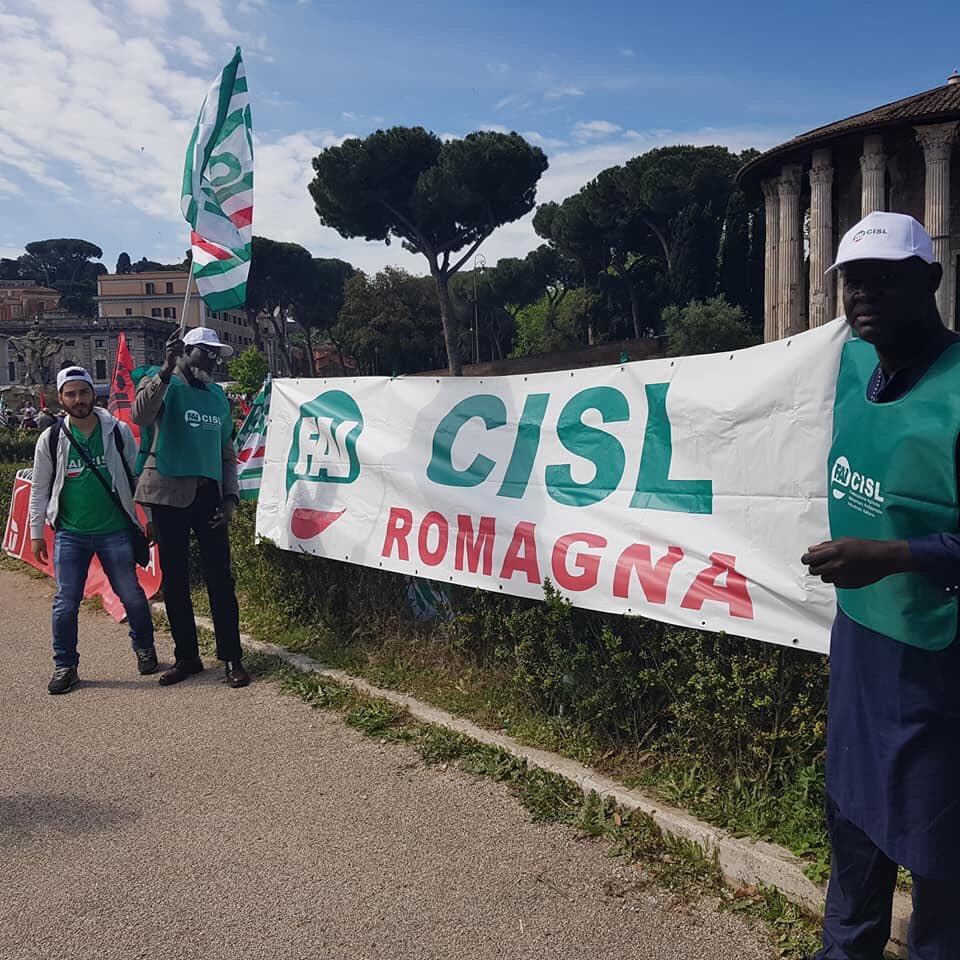 faicislromagna's tweet photo. ROMA piazza Bocca della Verita #LeRadiciDelLavoro i sindacati dell agroalimentare in piazza - per essere ascoltati !!! https://t.co/tDMG0nDSWD