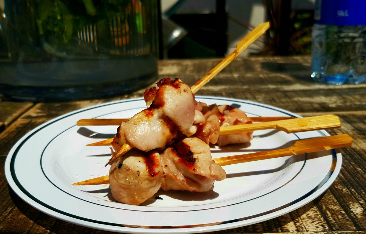 Brochetas de carne de conejo..... en serio, bocado para #gourmets #hoycarnedeconejo a la #barbacoa sencillamente delicioso.