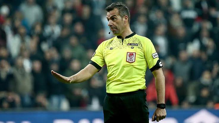 ELPatronZeljko's tweet photo. Donk'u atmadı.

Top oyunda değilken Galatasaray'a penaltı çaldı.

Rizespor'lu futbolcuyu haksız bir yere oyundan attı.

Onyekuru'nun kendini yere atmasına ikinci penaltıyı verdi.

Serkan Çınar görevini yaptı. https://t.co/lGuEOgjQR0