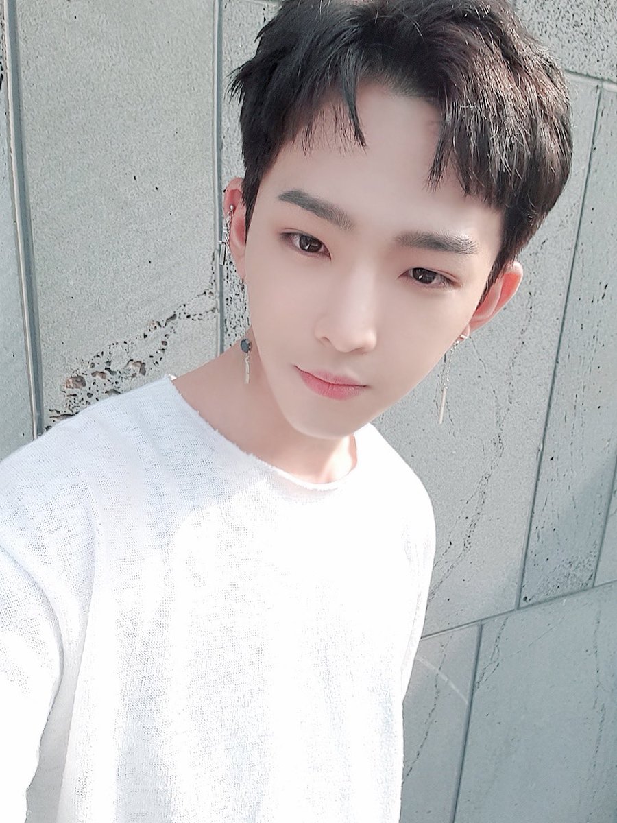 [#이도]
양산 가기 전에 한 컷!ㅎㅎ 너무 보고 싶은 투문 오늘 봐서 힘 충전을 하고 가는 거 같아요 항상 고마워요♡