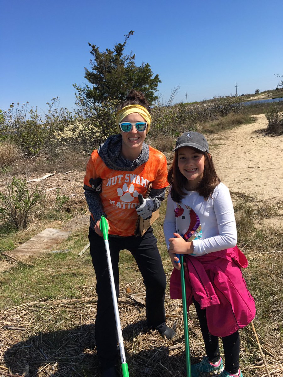 MarlaBeil's tweet photo. Great morning cleaning up #SandyHookNP with @NutSwampTigers and the #RPfamily! #MTPSpride #FutureReadyNJ #KeepTheBeachesClean #SeaTheDifference https://t.co/xcykJGHJDP