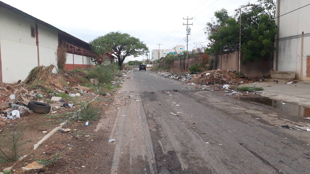 somosnoticiacol's tweet image. #DenunciaCiudadana seguidores de nuestras redes sociales nos envía a nuestro WhatsApp 04246501469 fotografías de un basurero a cielo abierto detrás del mural de #CiudadOjeda culpan a la Alcaldía Bolivariana de Lagunillas por la falta de recolección #CiudadOjedaEstaSucia #SinAseo