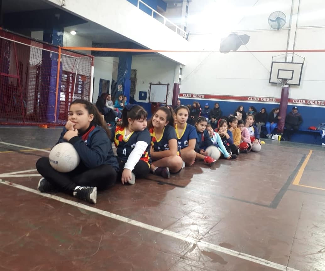 MupolVoley's tweet photo. 🏐 #HOY las mupoleritas participaron del 1er encuentro de Mini Voley del Año en Club Oeste! 💙❤️💛
#VAMOSMUPOL 💪🏽
@CozySport @Rissollo_G
@metrovoley https://t.co/I0F3NqbdWY
