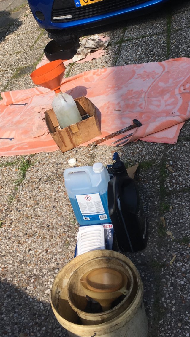 fonzar1962's tweet image. Een beetje handige #papa doet de kleine beurt van dochter lief&apos;s #Aygo 😘 gewoon zèlf en bespaart daarmee dik € 100,- #papapower #klusser