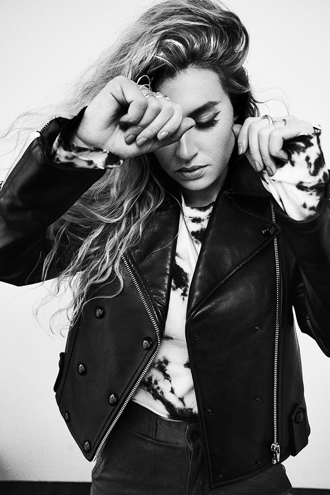 1883Magazine's tweet photo. We talk to New Jersey artist @findingfletcher about single #Undrunk, her wish to eat nachos with #JenniferLawrence and her upcoming EP.
//
In #1883magazine #ObsessedIssue out now ----->https://t.co/vwu7B3vUP6
//
๐ธ#Danilo Hess โ๏ธ@whatantoniadid #fletcher #findingxfletcher https://t.co/SRVv2v8mZv