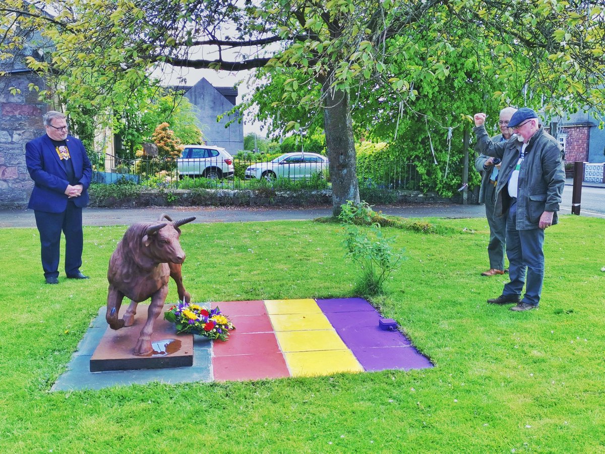 Community_Party's tweet image. Jim Bollan laying a wreath on behalf of The Community Party and the Renton Community Development Trust at this afternoon's International Brigade Commemoration in Renton ✊