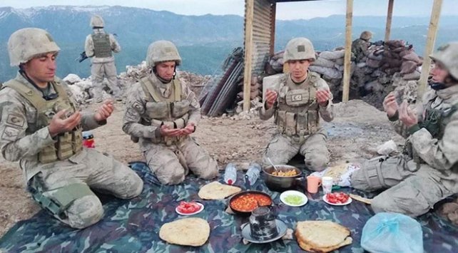 "Sahipsiz bir vatanın batması haktır; sen sahip çıkarsan bu vatan batmayacaktır."

Mevzide, elleri tetikte iftar eden Kahraman Mehmetçiklerimize #Hayırlıiftarlar diliyorum.
🇹🇷Vatan Size Minnettar🇹🇷