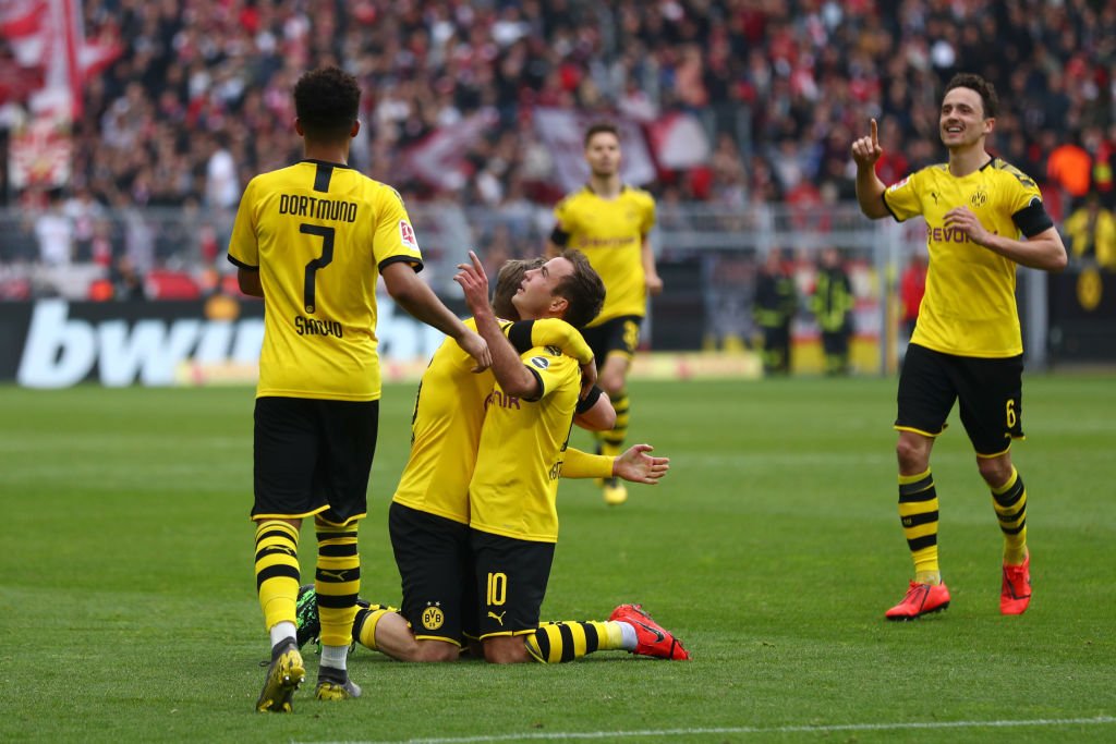 Gotze celebra uno de sus goles al Dusseldorf.