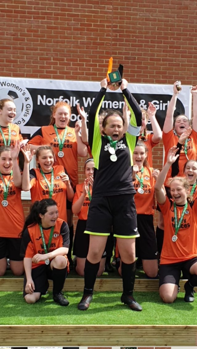 hayleymills74's tweet photo. Well done Sprowston under 15’s winners of the cup plate, league runners up🏆🧡🖤🧡🖤 https://t.co/ZSChLVIaXR