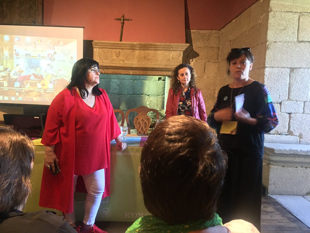 XenerosRMP's tweet photo. @britesmag d’ @acaixapandora entrega o documento de boas prácticas, para ser incorporado nas actas de #XénerosRMP e seguir traballando xuntxs @RedeMuseistica @encarnalago #AureliaBalseiro https://t.co/s2ZRJCqi3M