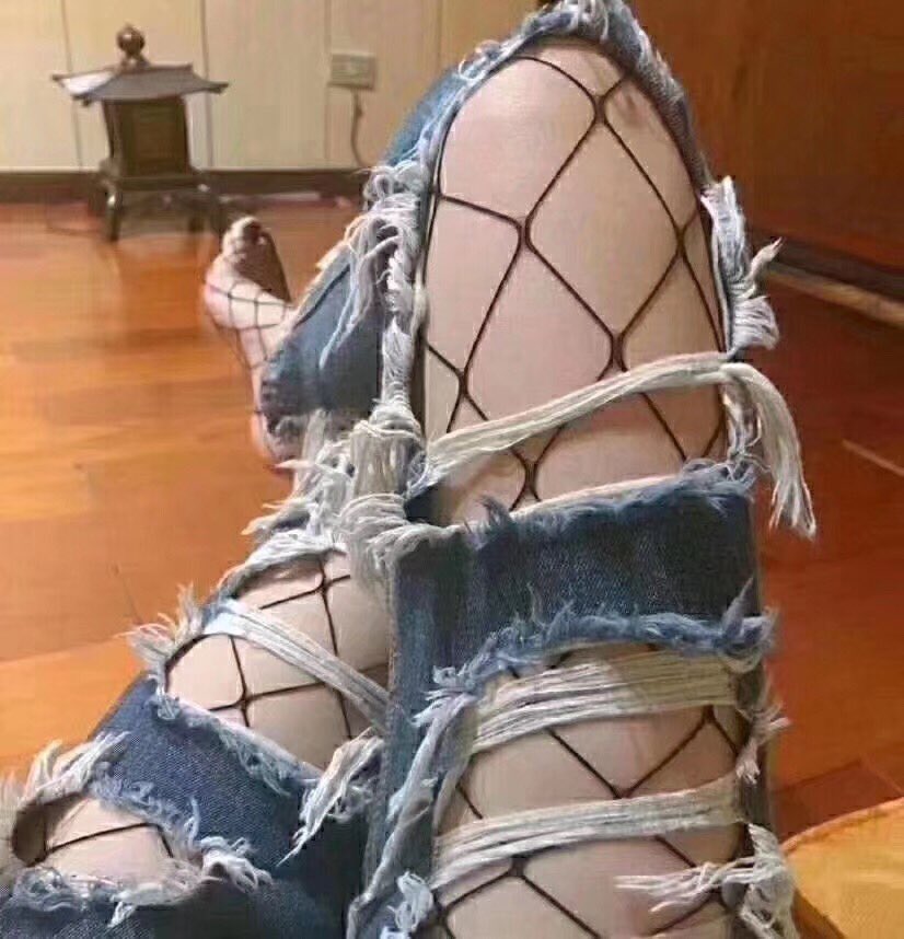 看看裤子就知道了 …😍

真的要共克时艰鸟。。。🔥