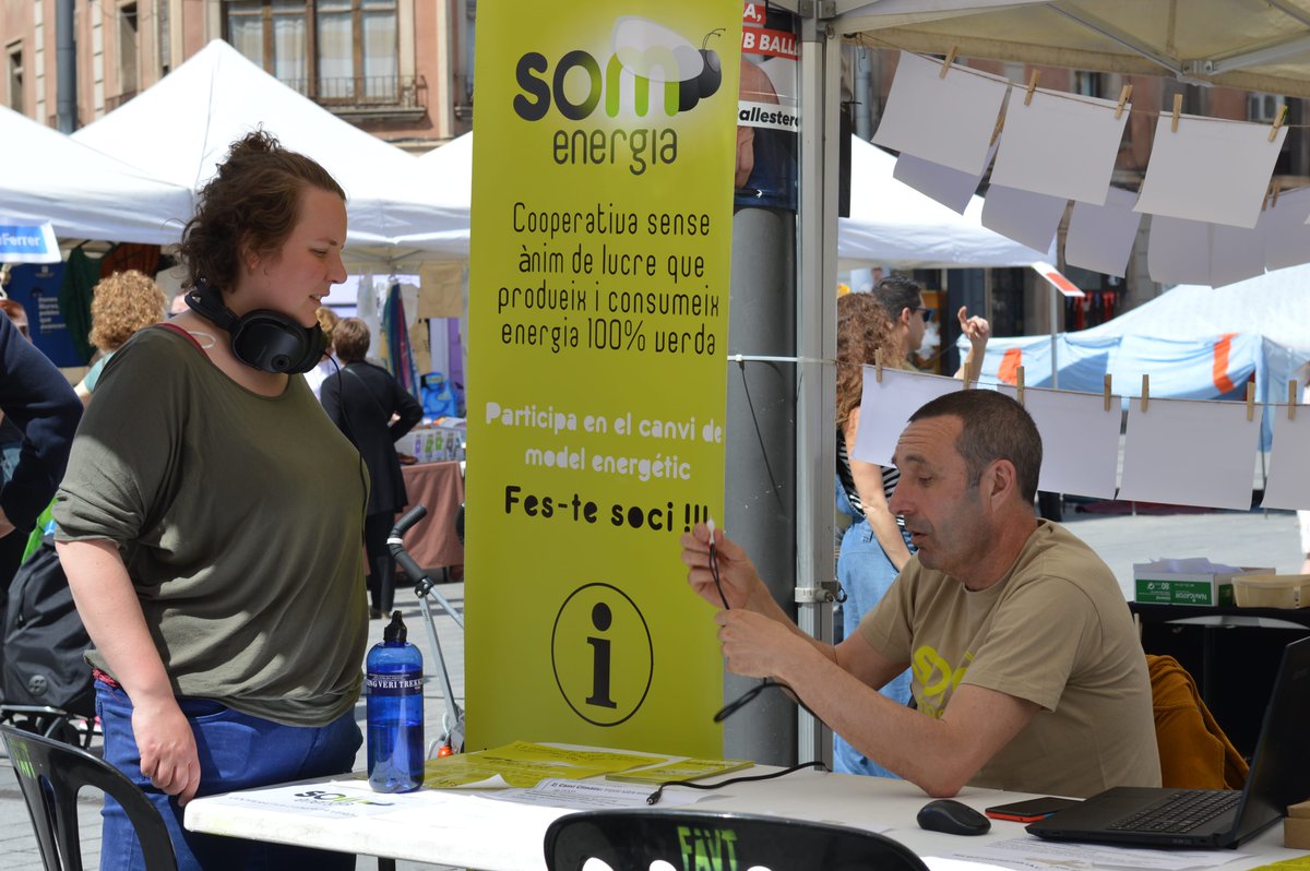 ateneucoopcamp's tweet photo. 📌 #FESCT | La cooperativa de consum @SomEnergiaCamp produeix i comercialitza energia d’origen renovable. Es mostren compromesos per impulsar un canvi del model energètic 🔌♻️ #hofemcooperatiu https://t.co/aWwIcm2qiR