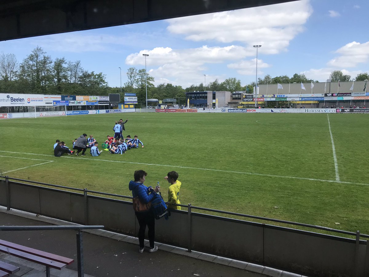 FCLisse's tweet photo. ⚽️ JO15-1 ⚽️ | 70. Eindsignaal klinkt daar. In uitermate sportieve wedstrijd onder deskundige leiding van arbiter Schuiling knokt koploper FC Lisse  zich naar belangrijke 3-1 winst. 💛💙 #lisfor https://t.co/EJn1jI0r35