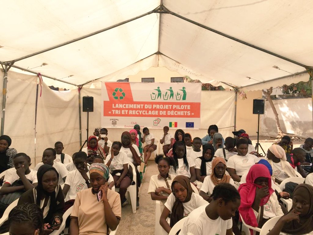 UEauSenegal's tweet photo. Mme Irène Mingasson, Ambassadrice @UEauSenegal , au Lycée Seydou Nourou Tall, pour le lancement du Projet "Tri et Recyclage des Déchets", en présence de Mme @SohamElWardini , maire de #DAKAR. L'UE appuie les élèves dans leurs efforts pour préserver l’environnement. 🇪🇺🇸🇳 #kebetu https://t.co/3CYuX1E5p7