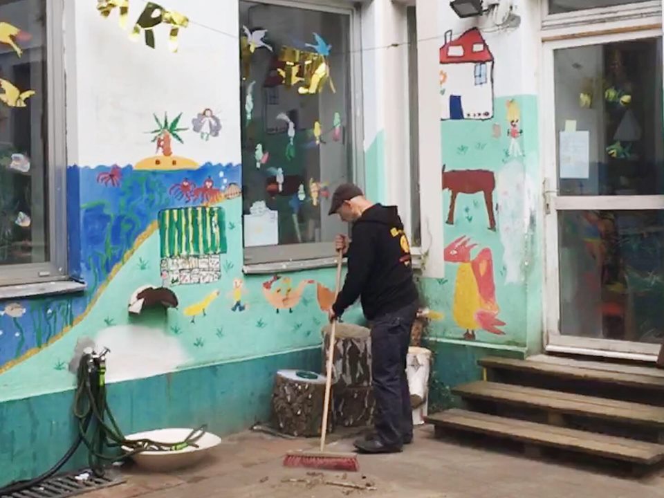 Auch heute sind wir schon ganz fleißig am werkeln für unser Hoffest morgen und alle helfen mit! Wir freuen uns auf morgen 🤗 <a href="/derjochen/">Jochen Biedermann</a> @KLompscher <a href="/martinhikel/">Martin Hikel</a> <a href="/fritzfelgentreu/">Fritz Felgentreu</a> @grueneneukoelln <a href="/spdneukoelln/">SPD Neukölln</a> @linke_neukoelln <a href="/thomas_hocke/">Der Wahlberliner</a> <a href="/hobrecht59/">Hobrecht59</a> <a href="/Sander11_11a/">Sander11_11a</a> <a href="/else75bleibt/">Else75</a>