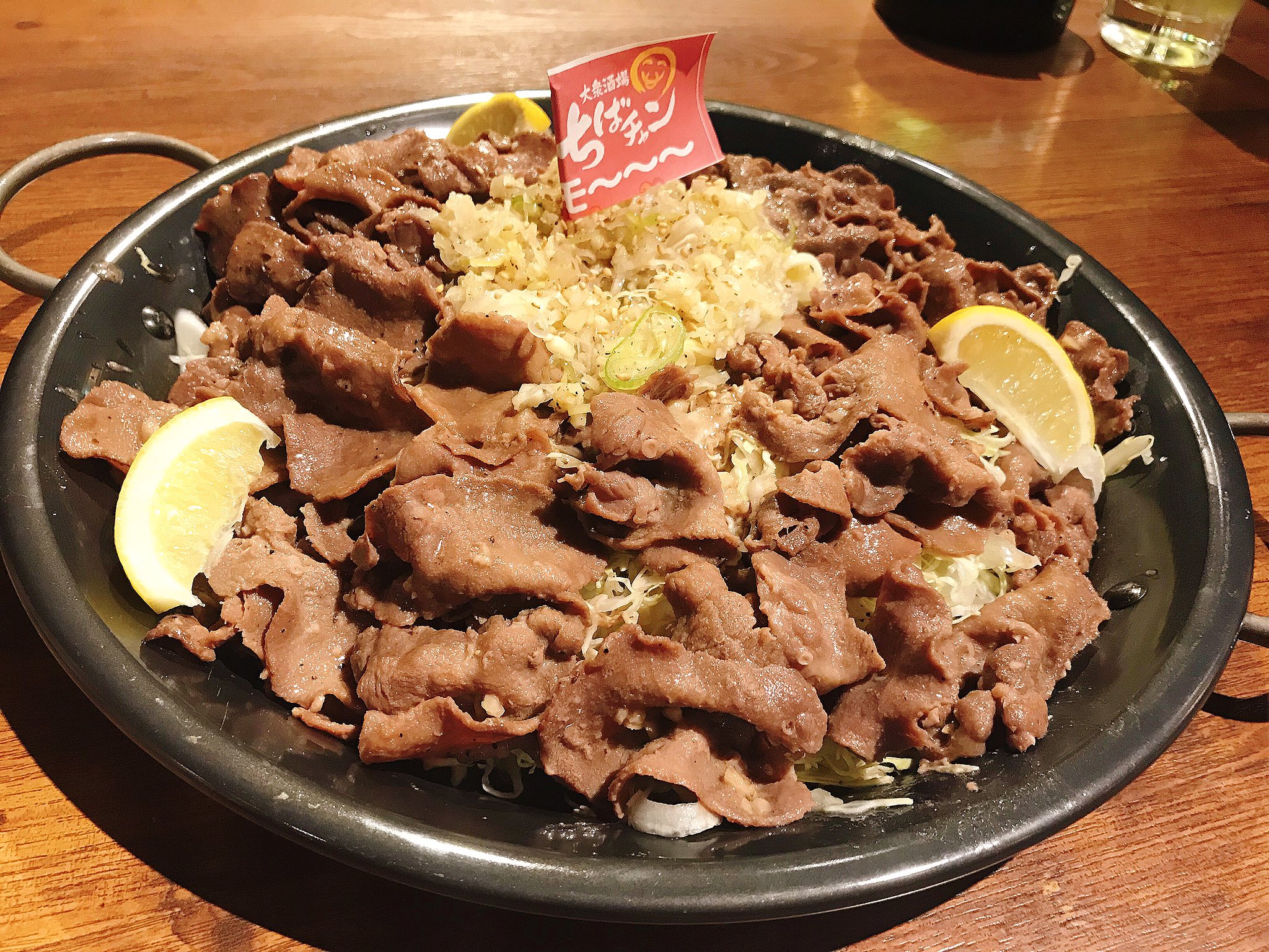 フクロー バカ盛で有名な居酒屋 ちばチャン の新メニュー ネギ塩牛タン バカ 1580円 がマジでバカ美味いｗｗｗ ネギ塩 にニンニクがドッサリ入ってるんだけど牛タンで巻いて食べて麦とホップ大 3円 で流し込むのが至福すぎる T Co Ypqqmf9klu