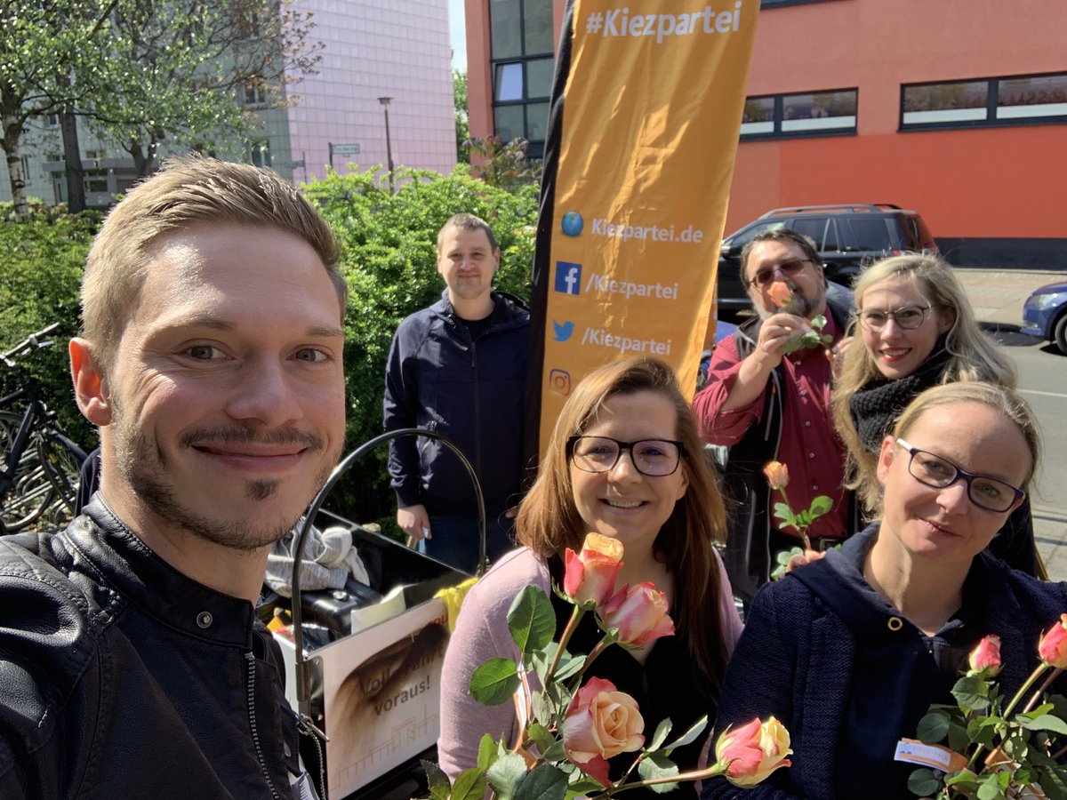 CDU Pankow (@cdupankow) on Twitter photo Heute wieder in ganz #Pankow unterwegs: Beim traditionellen Rosenverteilen zum morgigen Muttertag kämpfen wir für <a href="/hildebentele/">Hildegard Bentele</a> um jede Stimme zur #Europawahl2019. <a href="/Kiezpartei/">CDU Prenzl‘Berg Ost</a> Heute wieder in ganz #Pankow unterwegs: Beim traditionellen Rosenverteilen zum morgigen Muttertag kämpfen wir für <a href="/hildebentele/">Hildegard Bentele</a> um jede Stimme zur #Europawahl2019. <a href="/Kiezpartei/">CDU Prenzl‘Berg Ost</a>
