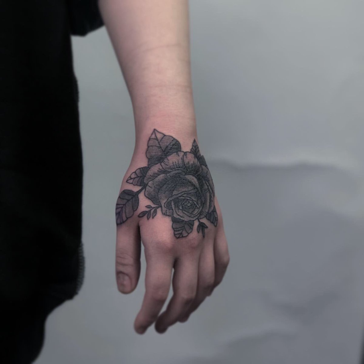 SiwooTattoo's tweet photo. 손등에 장미🌹 편하게 문의 주세요🔥
https://t.co/TqLupiXwLR

#홍대 #홍대타투 #타��� #문신 #tattoo #타투문의 #이레즈미 #감성타투 #원포인트 #미니타투 #올드스쿨 #레터링 #레터링타투 #꽃타투 #장미타투 #타투이벤트 #여자타투이스트 #도안제작 #팔로우 #알티 https://t.co/Z5k4JG4qMt