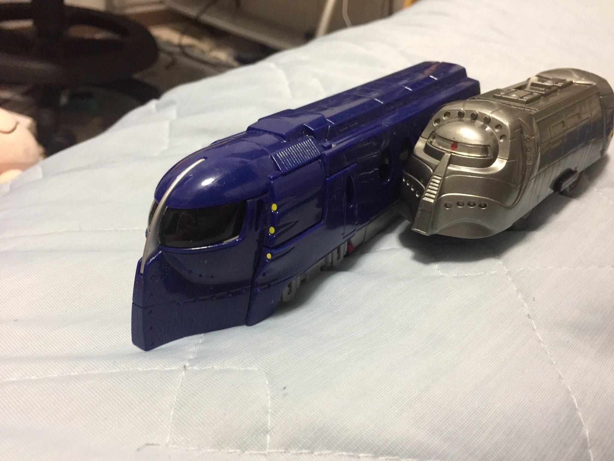 Musaモリト クモe4 600 交渉人 真下正義に出てきた車両のプラレールがブックオフにあったので購入 動作 でしたがゴムが無い にしてもラピートそっくり