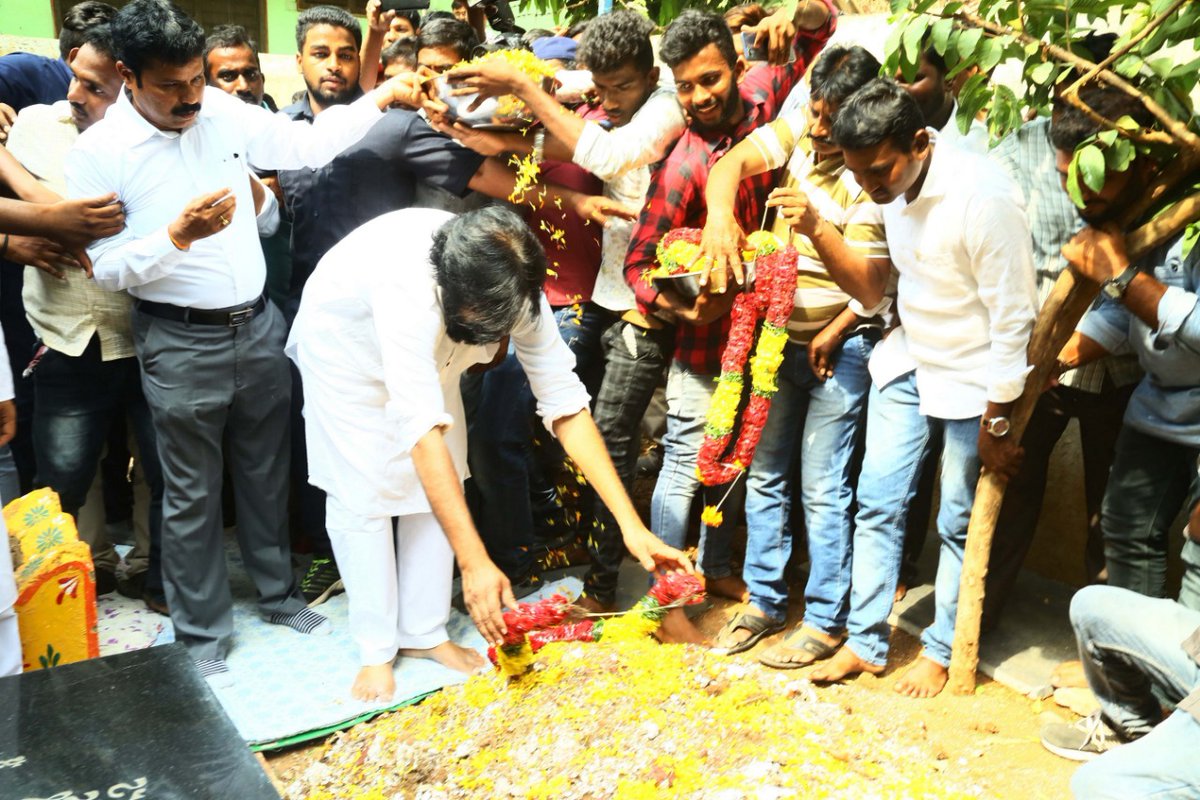 igtelugu's tweet photo. #Janasena chief #PawanKalyan pays condolences to #SPYReddy's family in Nandyala https://t.co/lxRTvZZ0mJ
