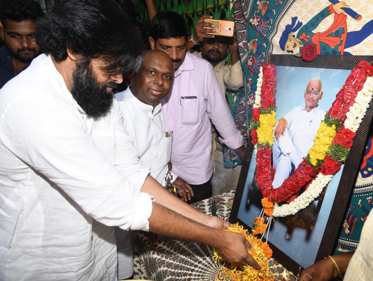 igtelugu's tweet photo. #Janasena chief #PawanKalyan pays condolences to #SPYReddy's family in Nandyala https://t.co/lxRTvZZ0mJ