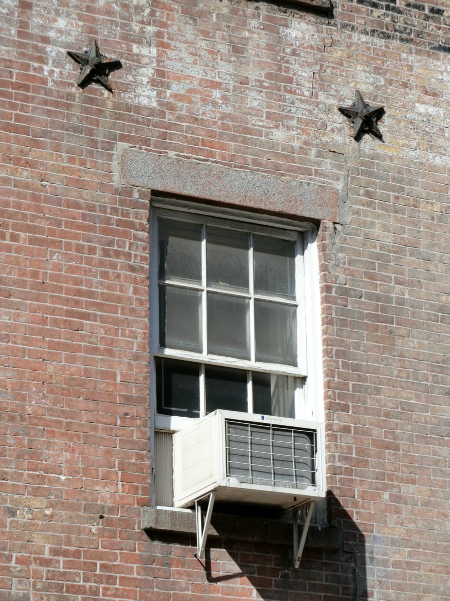 usageemu's tweet image. このレンガの建物、窓の脇の星の鋲（？）に反応する ＃スマオタ 能。
壁のグラフィティがアメリカっぽい。
廃墟のような建物の窓の汚れにも落書きが。なんだかアーティスティックです。
#BANANAFISH聖地巡礼
#バナナフィッシュ聖地巡礼
#ニューヨーク