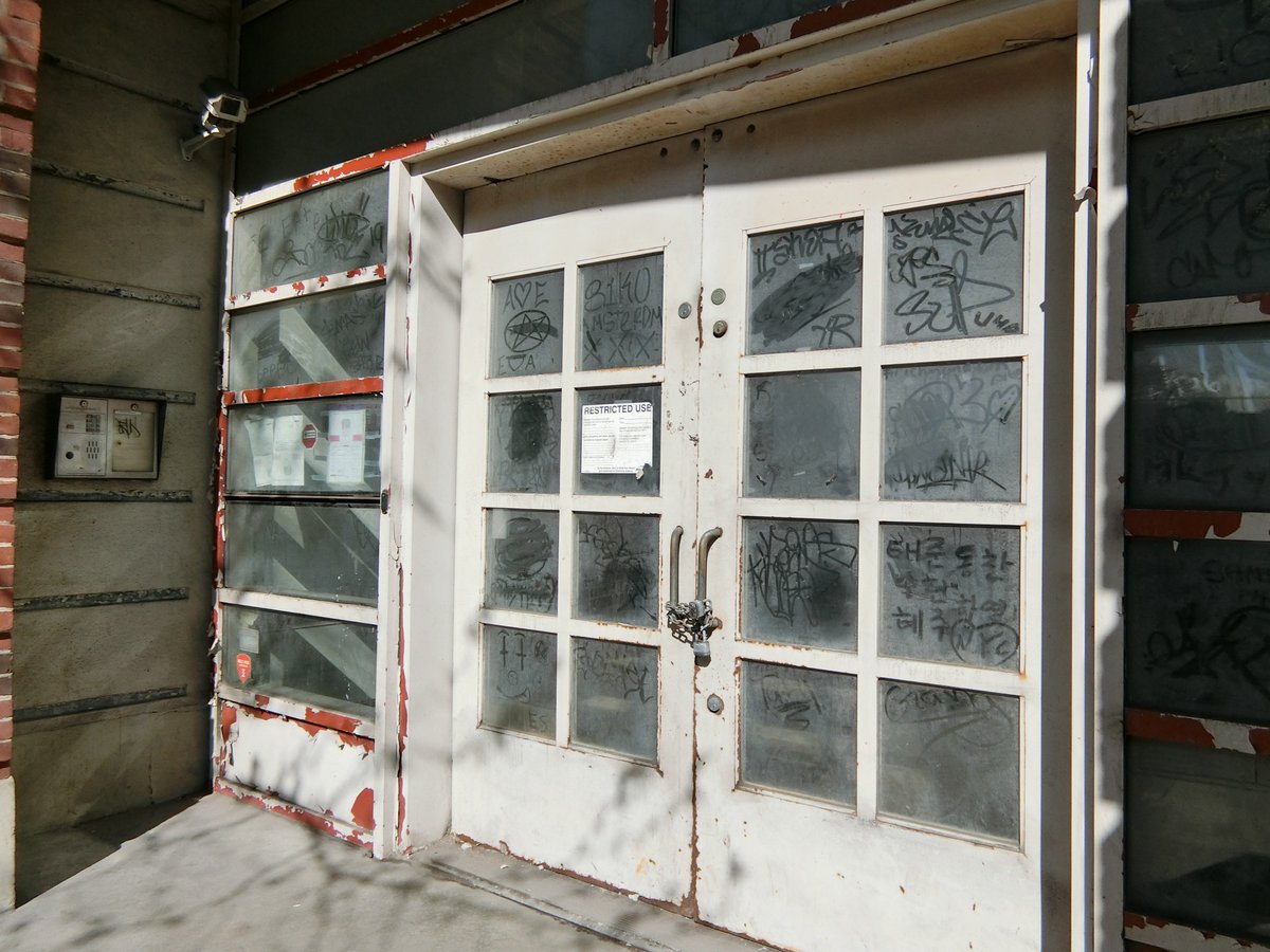 usageemu's tweet image. このレンガの建物、窓の脇の星の鋲（？）に反応する ＃スマオタ 能。
壁のグラフィティがアメリカっぽい。
廃墟のような建物の窓の汚れにも落書きが。なんだかアーティスティックです。
#BANANAFISH聖地巡礼
#バナナフィッシュ聖地巡礼
#ニューヨーク