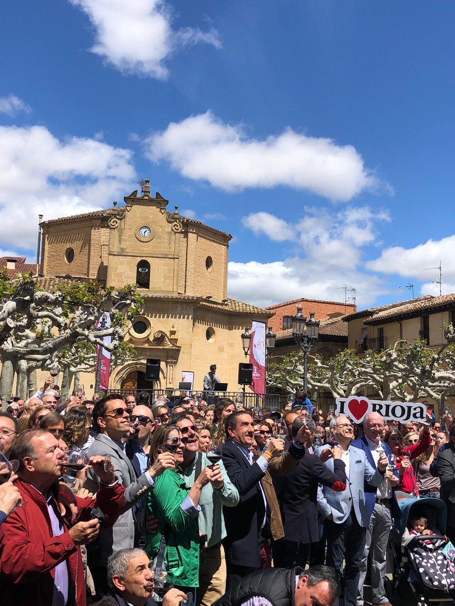 RiojaWine_ES's tweet image. ¡Arriba esas copas desde @Elciego! 🍷Hoy 500 winelovers han brindado por el origen, con Rioja Crianza y Rioja blanco 👏 1.000 pinchos han acompañado nuestro brindis en este especial #diamovimientovinoDO @MoVinoDO ¡Gracias a todos por participar!