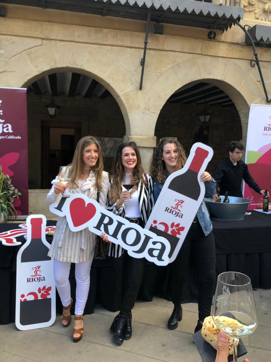 RiojaWine_ES's tweet image. ¡Arriba esas copas desde @Elciego! 🍷Hoy 500 winelovers han brindado por el origen, con Rioja Crianza y Rioja blanco 👏 1.000 pinchos han acompañado nuestro brindis en este especial #diamovimientovinoDO @MoVinoDO ¡Gracias a todos por participar!