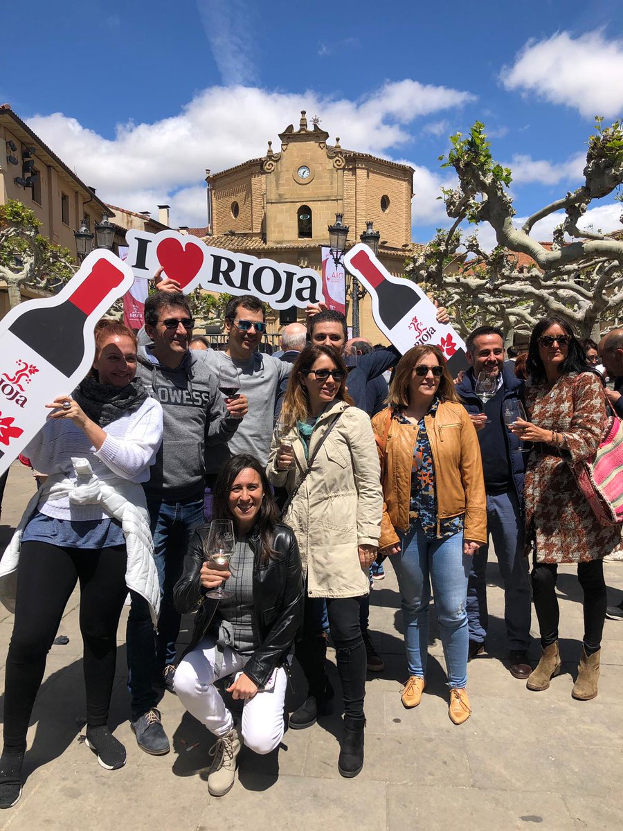 RiojaWine_ES's tweet image. ¡Arriba esas copas desde @Elciego! 🍷Hoy 500 winelovers han brindado por el origen, con Rioja Crianza y Rioja blanco 👏 1.000 pinchos han acompañado nuestro brindis en este especial #diamovimientovinoDO @MoVinoDO ¡Gracias a todos por participar!
