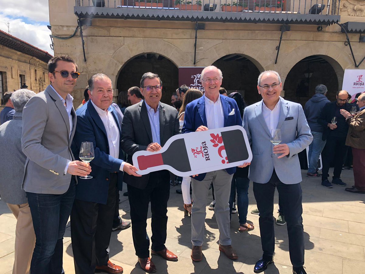 RiojaWine_ES's tweet image. ¡Arriba esas copas desde @Elciego! 🍷Hoy 500 winelovers han brindado por el origen, con Rioja Crianza y Rioja blanco 👏 1.000 pinchos han acompañado nuestro brindis en este especial #diamovimientovinoDO @MoVinoDO ¡Gracias a todos por participar!