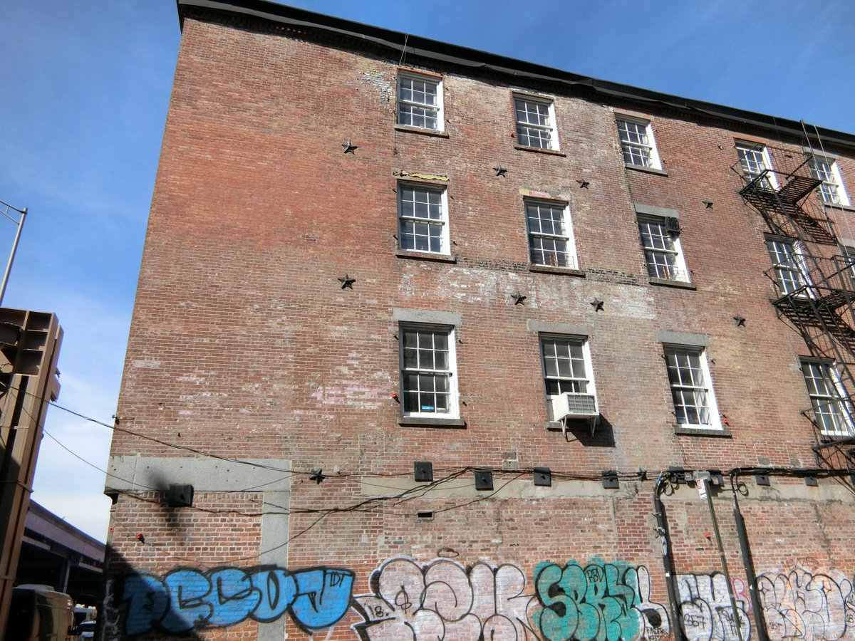 usageemu's tweet image. このレンガの建物、窓の脇の星の鋲（？）に反応する ＃スマオタ 能。
壁のグラフィティがアメリカっぽい。
廃墟のような建物の窓の汚れにも落書きが。なんだかアーティスティックです。
#BANANAFISH聖地巡礼
#バナナフィッシュ聖地巡礼
#ニューヨーク